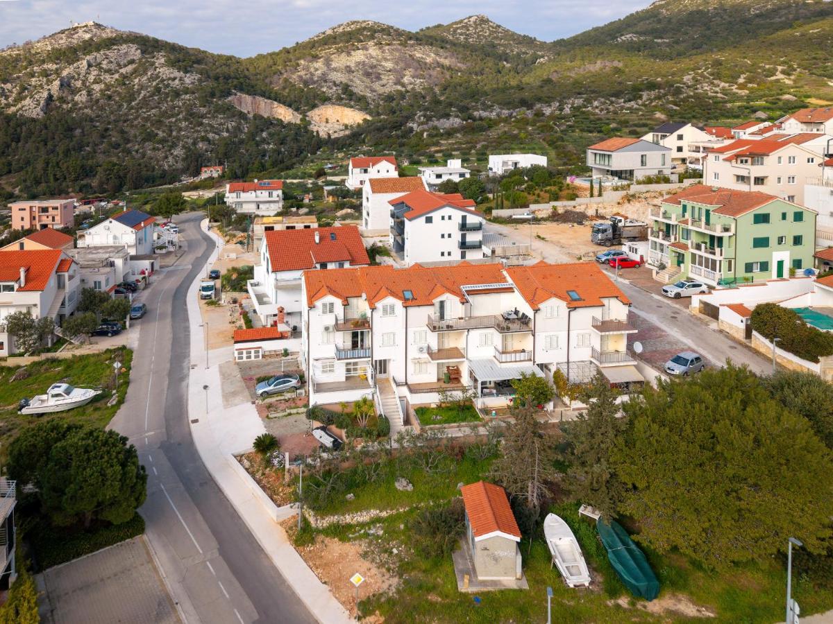 Sea View Apartment with FREE parking - B&B Lesina