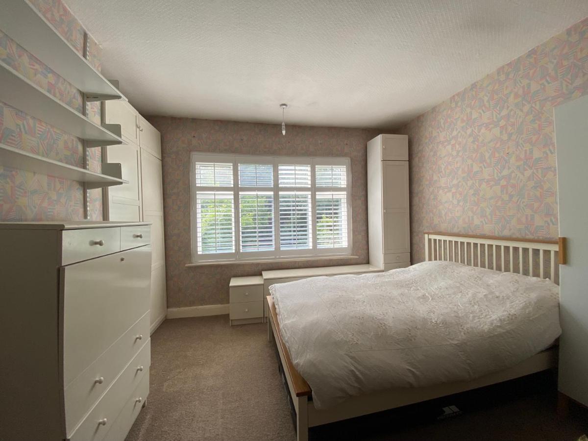 Charming Homestay, Finchley, London - For female solo travellers or females with family, couples or friends - B&B London