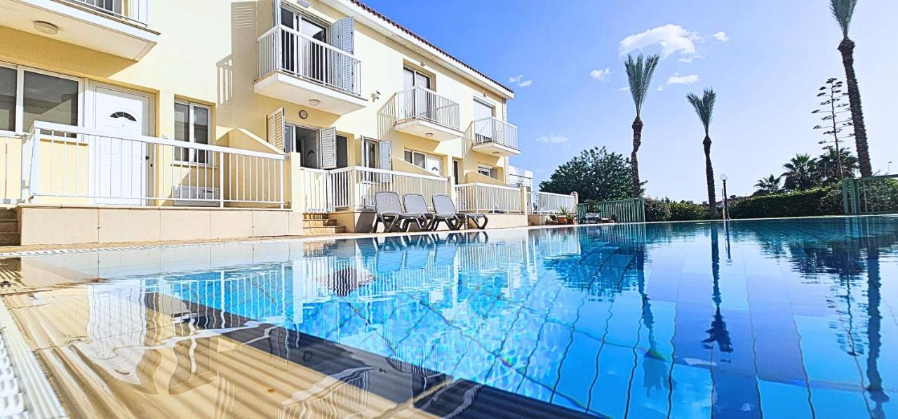 OCEAN HOUSE Elizabeth, 200m from sandy beach, pool, children's playground - B&B Paralímni