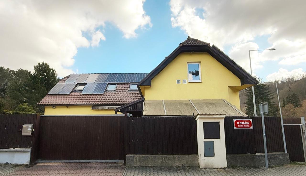 Modern house with heated pool, 20 minutes from the center of Prague - Ferienwohnung Prag