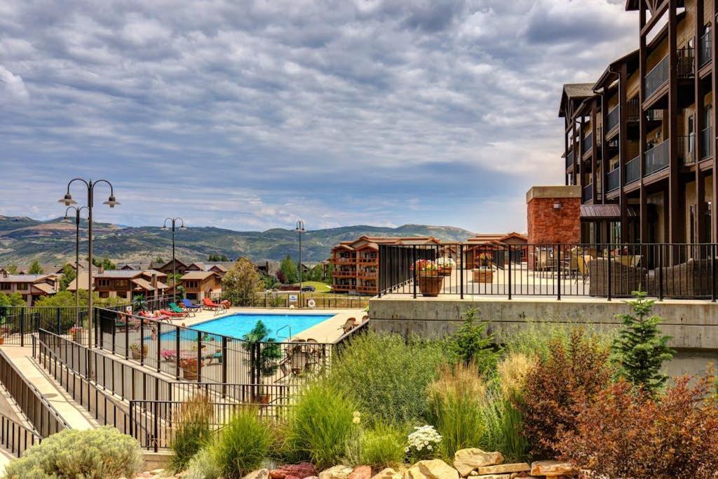 Newly renovated 2nd floor condo with pool hot tub and in home laundry - B&B Heber City