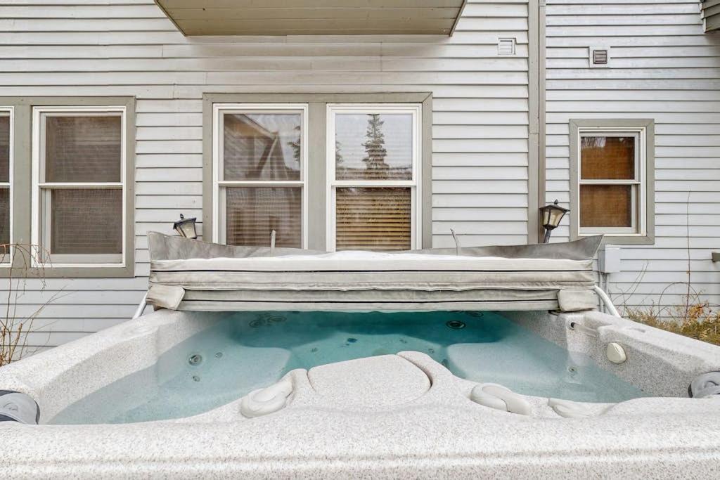 Mountain view home with hot tub fireplace & perfect walk-to-lift location - B&B Park City