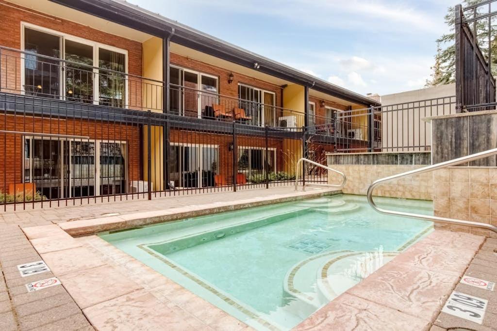 Main Street condo with AC balcony on-site dining hot tub & firepit - Ferienwohnung Park City