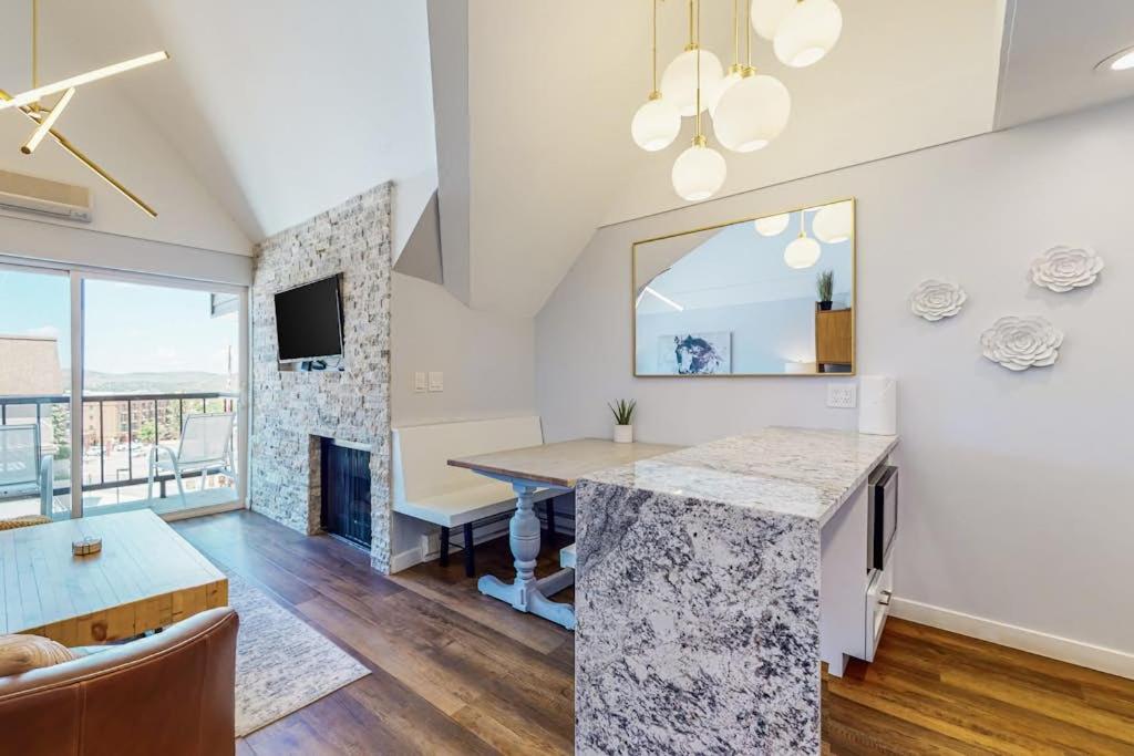 Ski view condo steps to Park City lifts with fireplace pool hot tubs ice rink - Chambres d'hôtes Park City