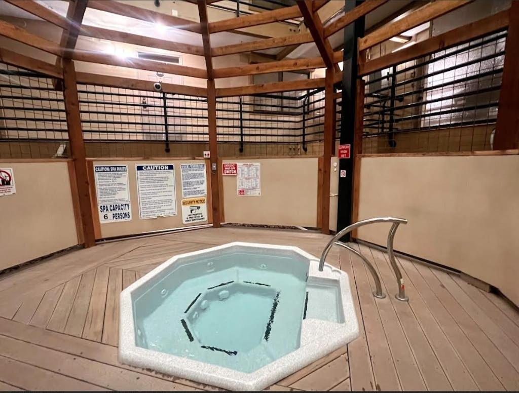Cozy Mountain Getaway with Hot Tub - Near Slopes Links & Shuttle - Chambres d'hôtes Park City