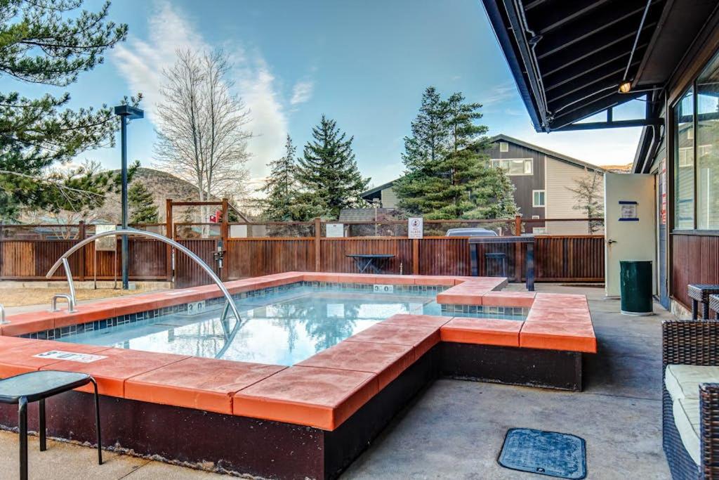 Lovely studio in the heart of town with Pool & Hot Tub on-site WiFi & deck - Chambres d'hôtes Park City