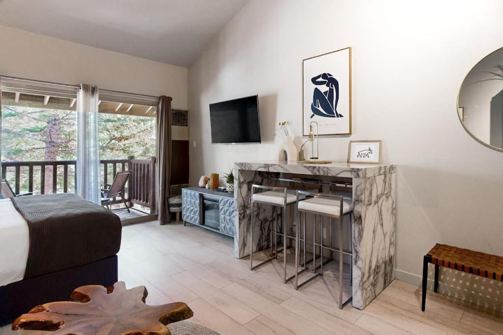 Lovely studio in the heart of town with Pool & Hot Tub on-site WiFi & deck - Chambres d'hôtes Park City