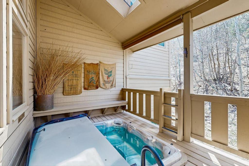 3-story mtn-view townhouse with private hot tub fireplace grill balcony W&D - Chambres d'hôtes Park City