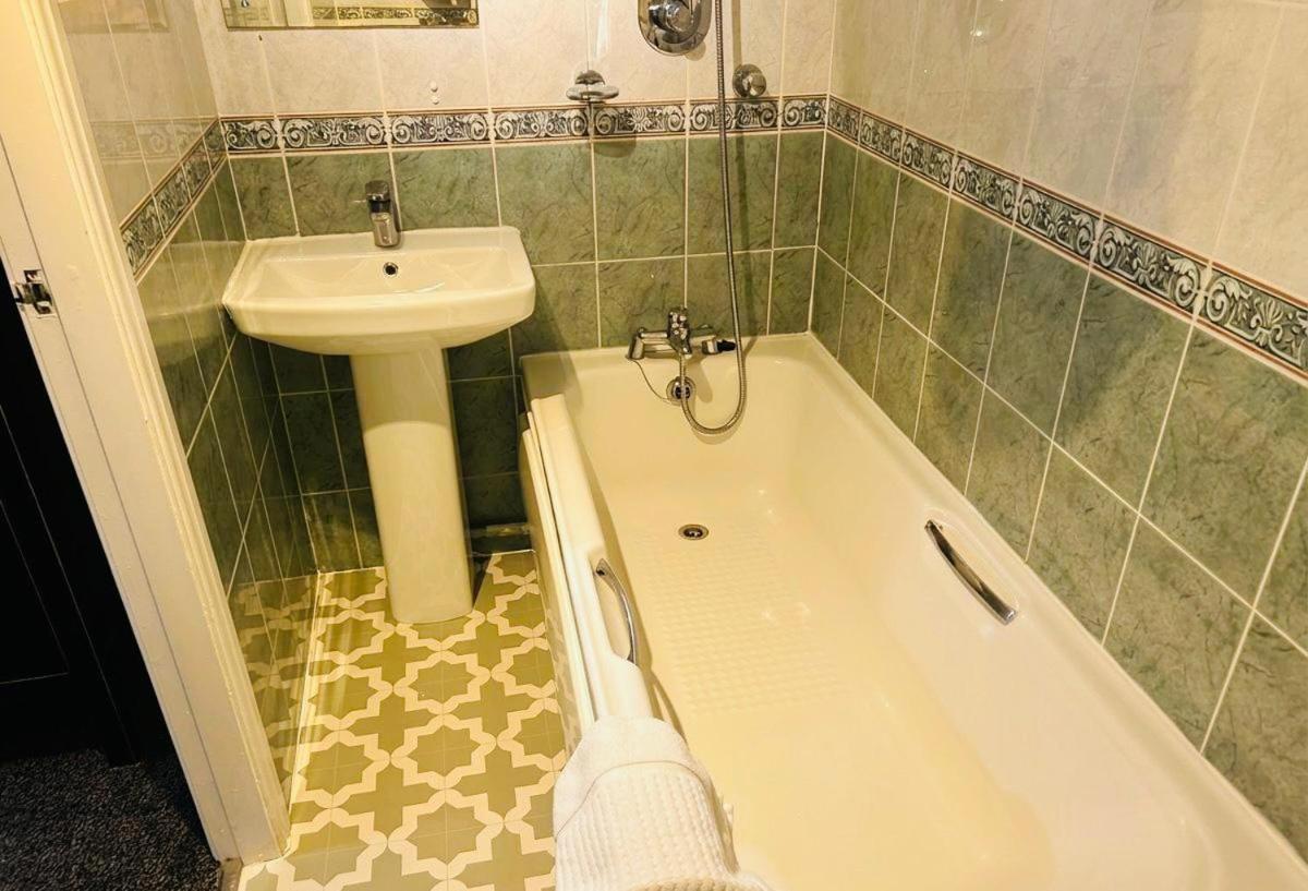 Double Room in St Michael's Inn near Leeds Airport - Chambres d'hôtes Rawdon
