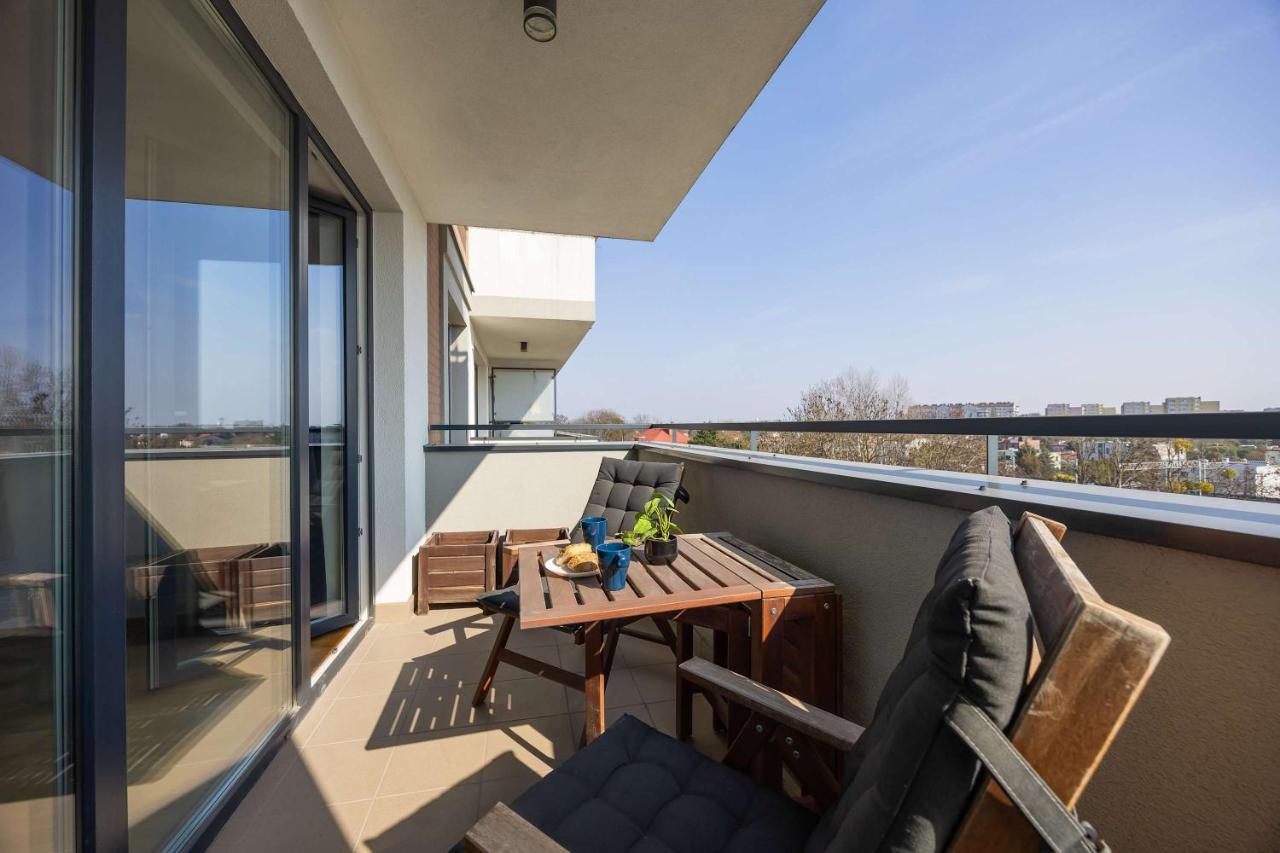Modern Apartment with a Balcony and 2 Parking Spaces by Noclegi Renters - Ferienwohnung Warschau