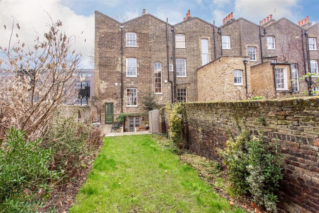 1820s 4BR Townhouse Sleeps 9 Near Tube by Omega - Chambres d'hôtes Londres
