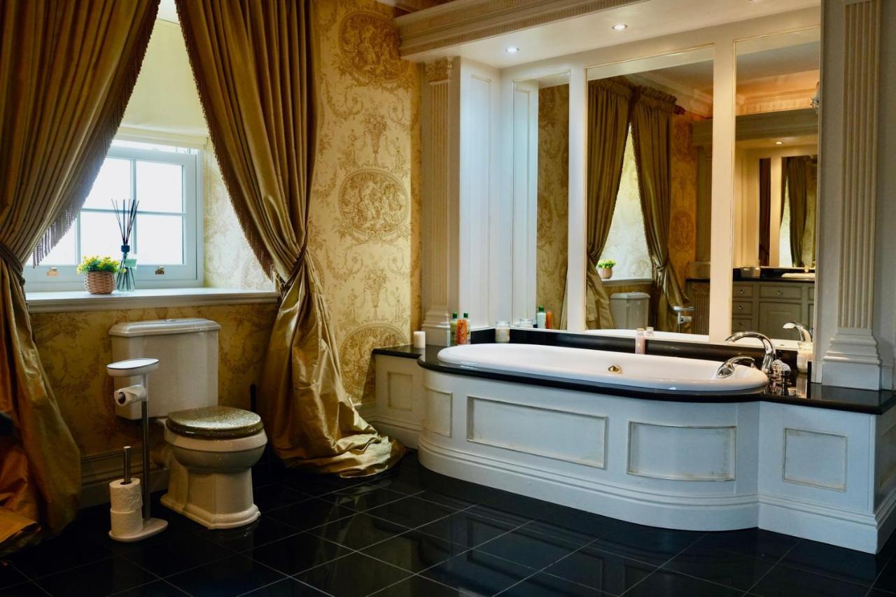 6BR House with Butler, Sauna & Hot Tub in Glasgow - Chambres d'hôtes Chapelhall