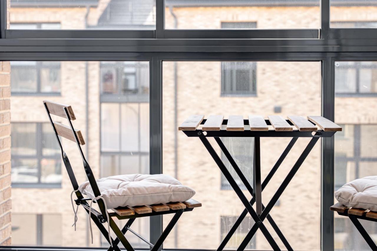 Modern 80m2 Apartment I Balcony I Parking I ᴄᴏʜᴏsᴛ - Chambres d'hôtes Klaipėda