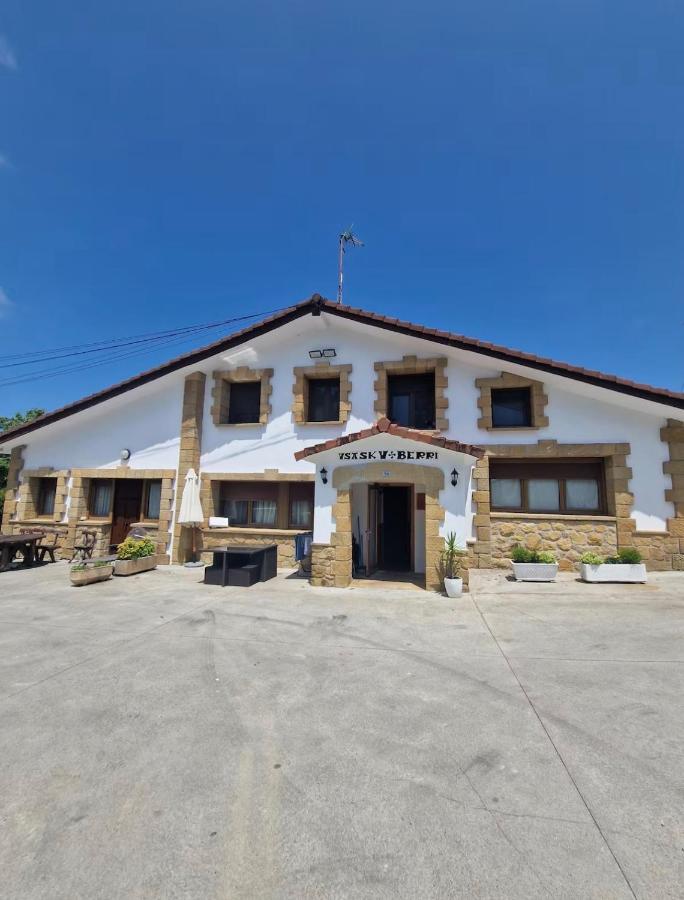 Apartamento dúplex con parking y jardín privado - B&B Usurbil