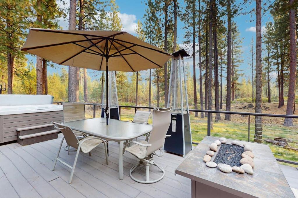 Spacious dog-friendly home with private hot tub deck basketball court & WIFI - Chambres d'hôtes Black Butte Ranch