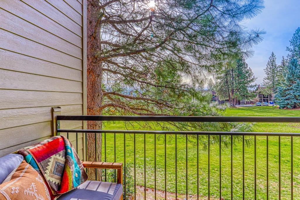 Dog-friendly second floor condo with pool & hot tub access & wood fireplace - B&B Bend