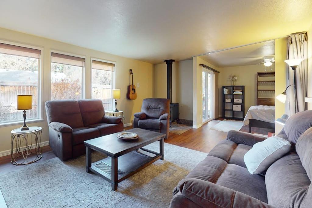 Pleasant PNW retreat with enclosed yard grill & W&D - dogs ok near skiing - Chambres d'hôtes Bend
