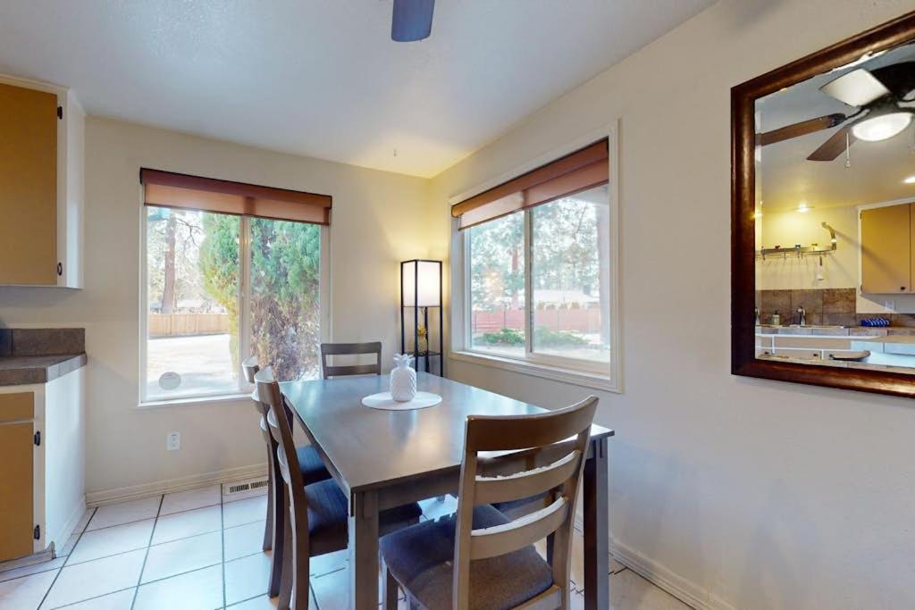 Pleasant PNW retreat with enclosed yard grill & W&D - dogs ok near skiing - Chambres d'hôtes Bend
