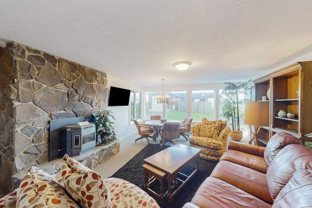 Ocean view 70s-themed home with beach access grill funky interior & W&D - Chambres d'hôtes Bandon