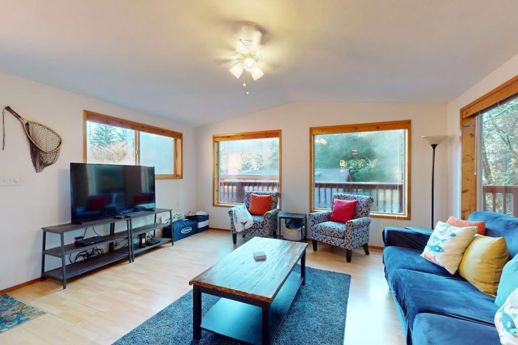 Mountain view home in an oceanfront community above Whaleshead Beach - B&B Brookings