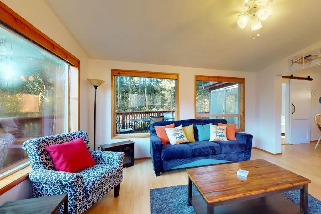Mountain view home in an oceanfront community above Whaleshead Beach - B&B Brookings