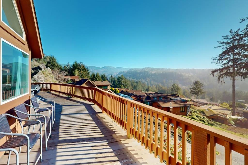 Gorgeous dog-friendly coastal escape with patio & amazing views! - B&B Brookings