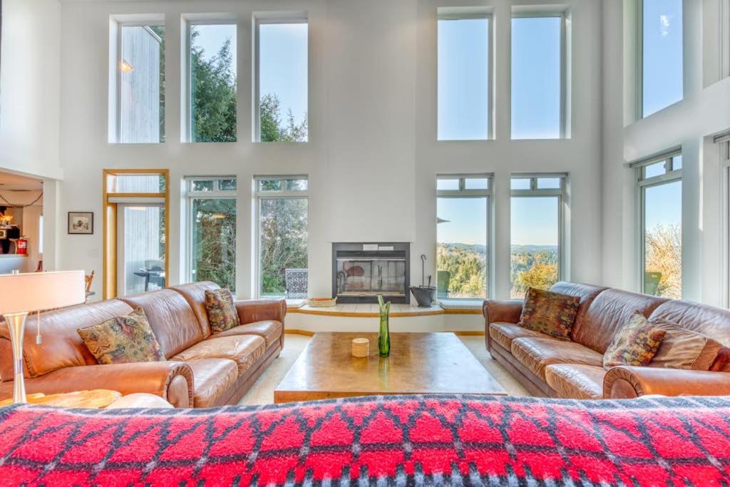 Mid-century home with floor-to-ceiling windows & great views - Ferienwohnung Coos Bay