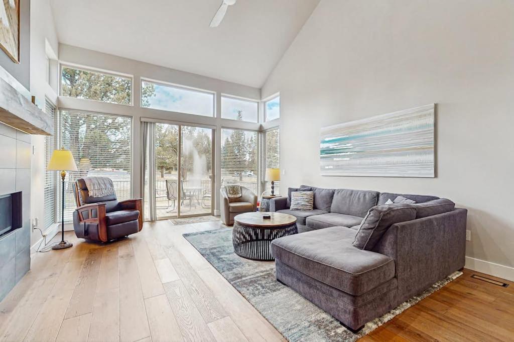 Centrally located townhome with pool & hot tub access - near golf & skiing - B&B Redmond