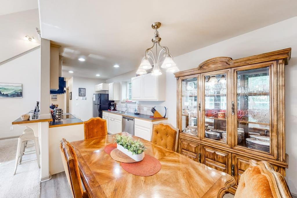 Beautiful & Spacious Family-Friendly Home withFree WiFi Deck and Close to Lakes - Ferienwohnung Florence