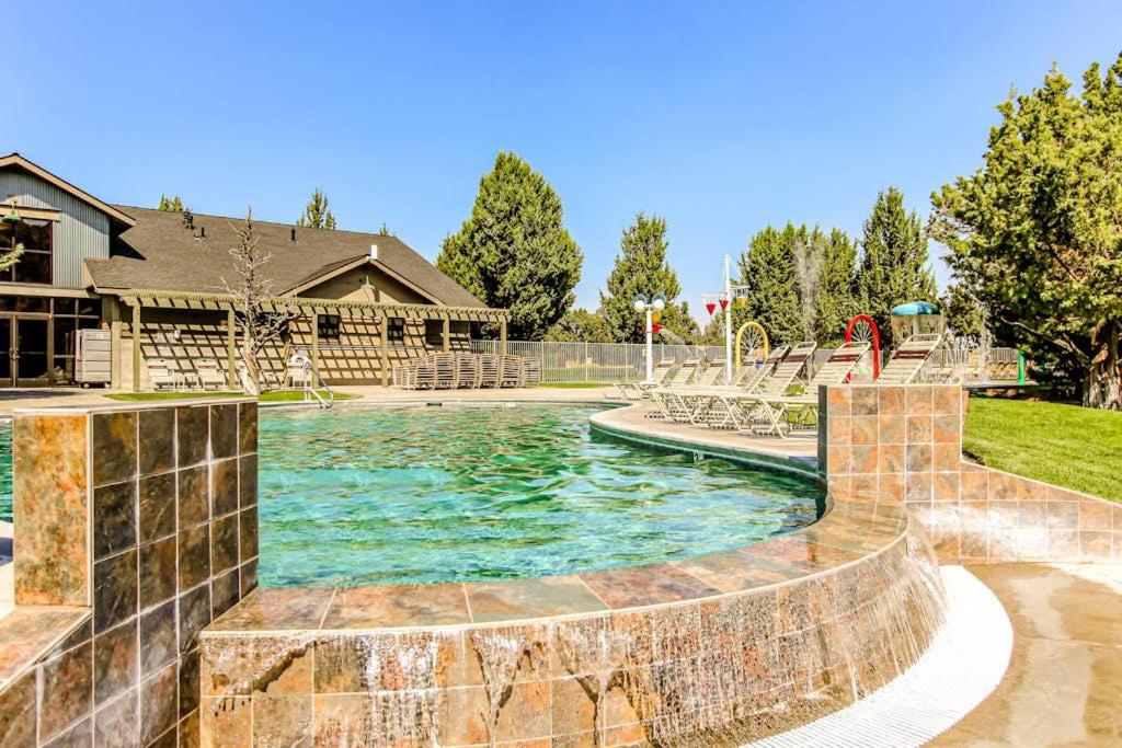 Two-Story Townhouse withFree WiFi Fireplace AC Patio & Shared Hot Tub Pools - B&B Redmond