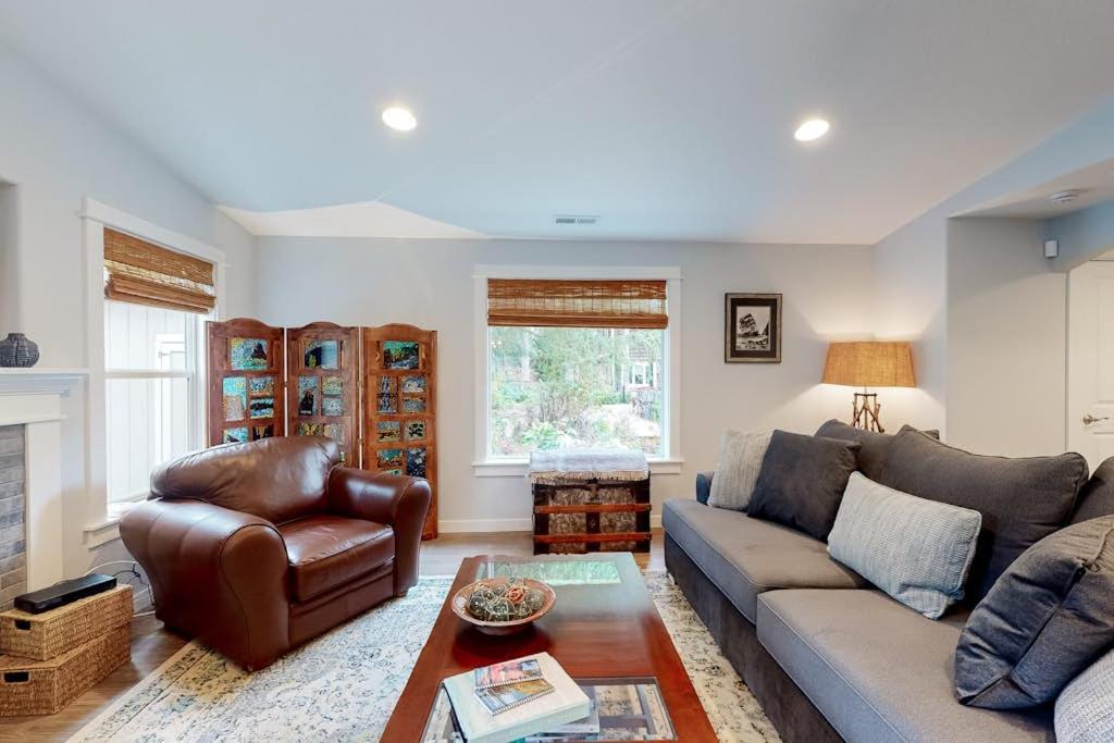 Brand-new home with hot tub deck fast WiFi central AC & great location - B&B Manzanita