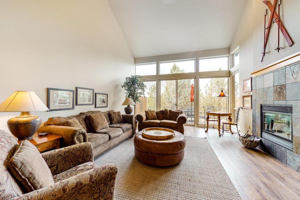 Beautiful Eagle Crest townhouse with stunning views & shared pools & hot tubs - Chambres d'hôtes Redmond