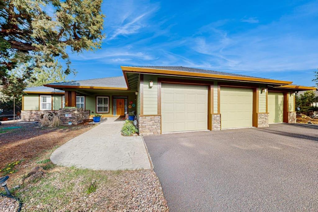Cozy home with gas fireplace private hot tub & gas grill - in great neighborhood - Chambres d'hôtes Redmond