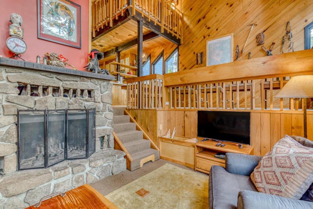 Serene Wooded Retreat with Free WiFi Large Deck & Spacious Loft - Skiing Nearby - Bed and Breakfast Government Camp