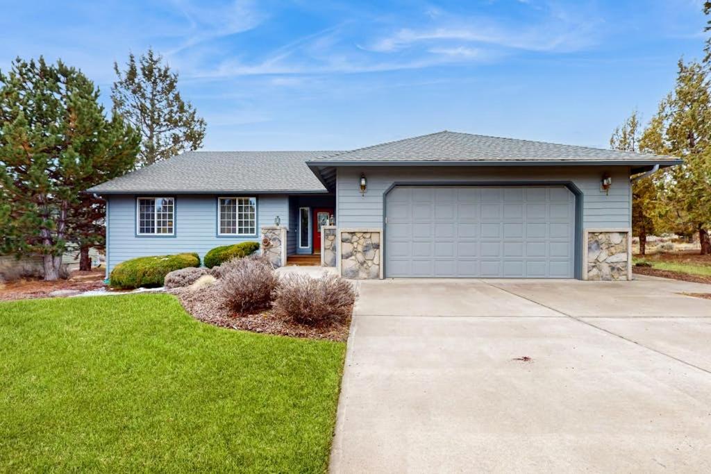 Light & bright family home with shared hot tub pool & more - B&B Redmond