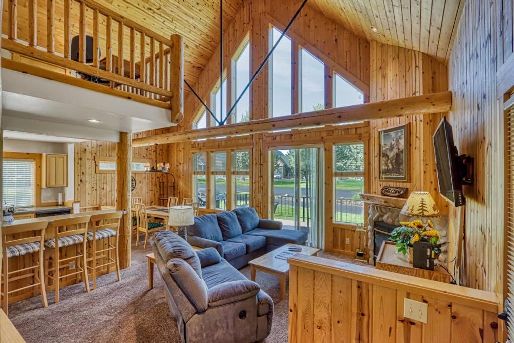 Bright Cabin with Shared Pool Hot Tub & Resort Amenities - B&B Redmond