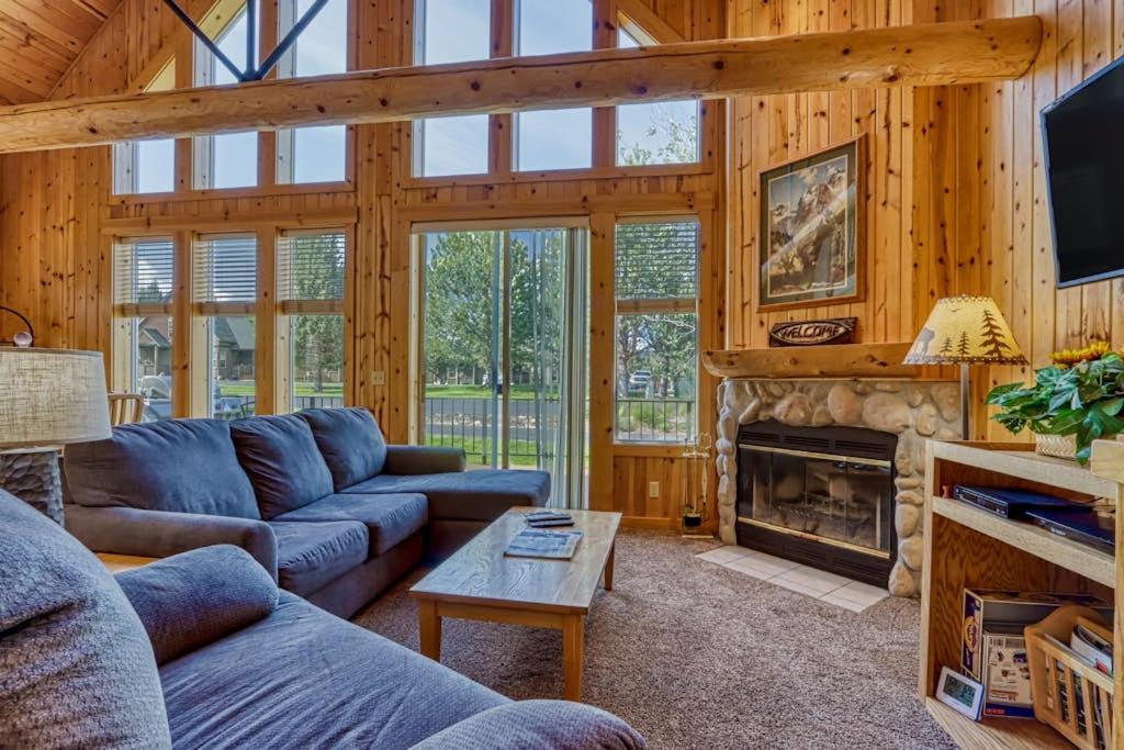 Bright Cabin with Shared Pool Hot Tub & Resort Amenities - B&B Redmond