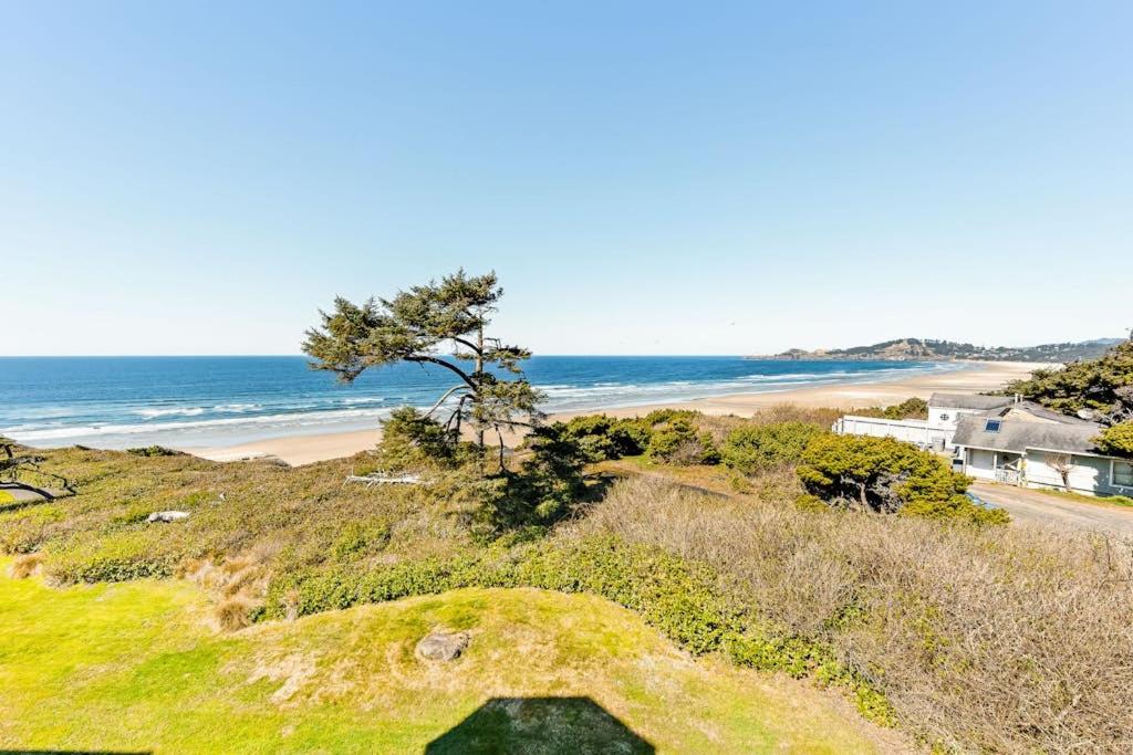 Oceanfront top floor condo with stunning views gas fireplace and grill - B&B Newport