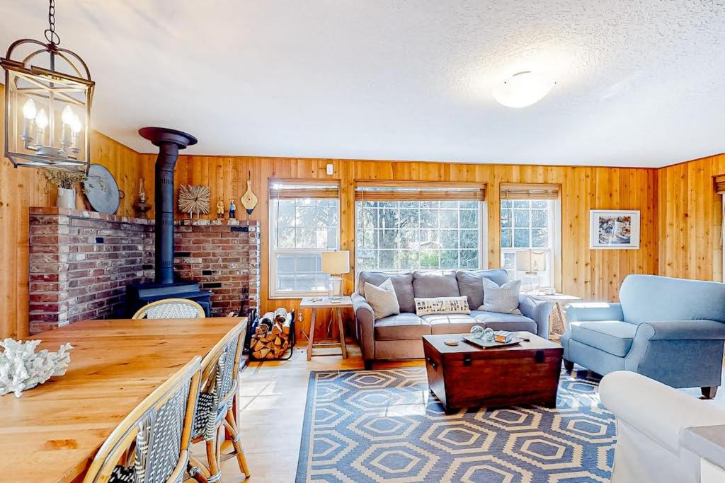 Cozy home 4 blocks from the beach with deck woodstove & sunroom - Chambres d'hôtes Manzanita