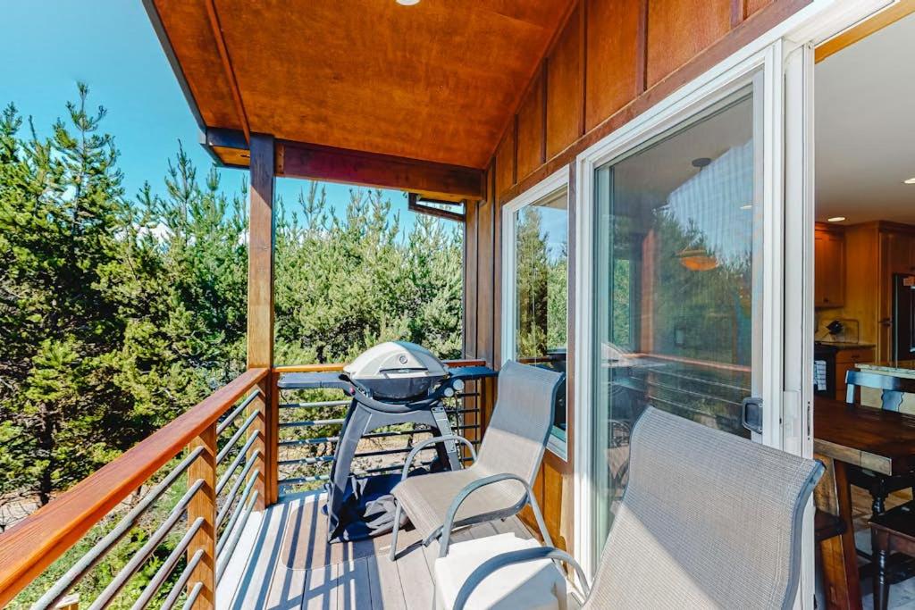 Home with a washer&dryer fireplace & spacious deck with grill - Bed and Breakfast Manzanita