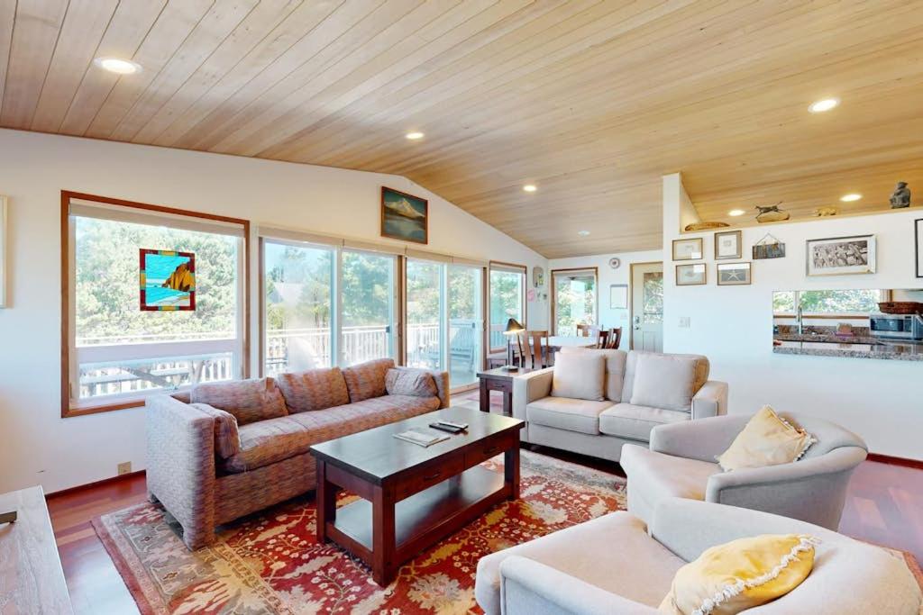 2-story dog-friendly home with Ping-Pong gas grill deck wood stove-fireplace - B&B Manzanita