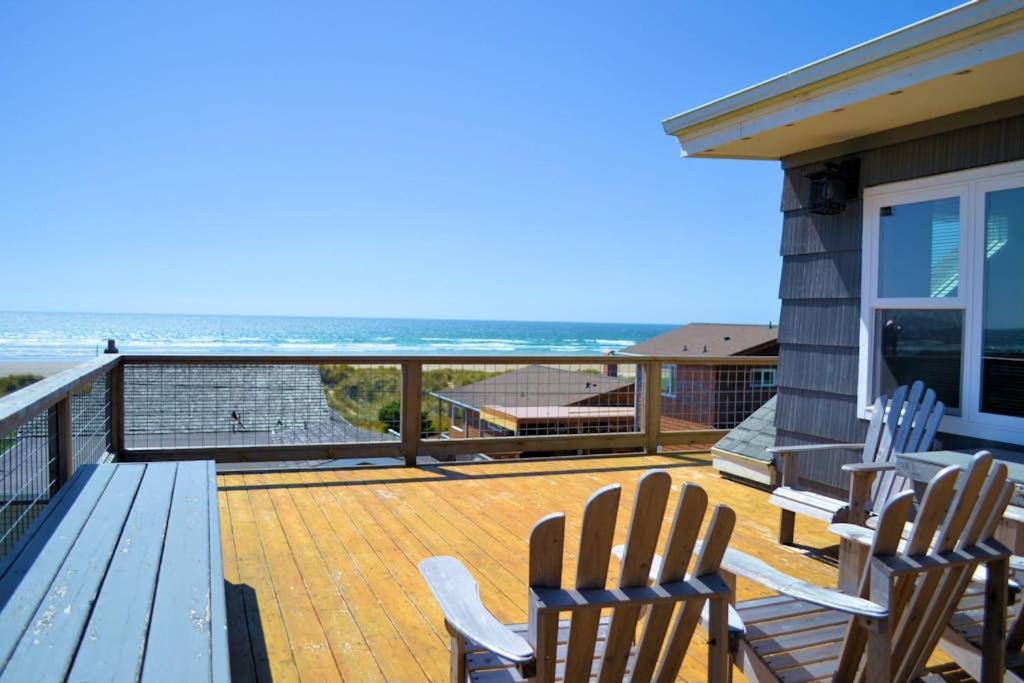 Gorgeous dog-friendly home with spectacular ocean views & deck - walk to Main St - Bed and Breakfast Manzanita
