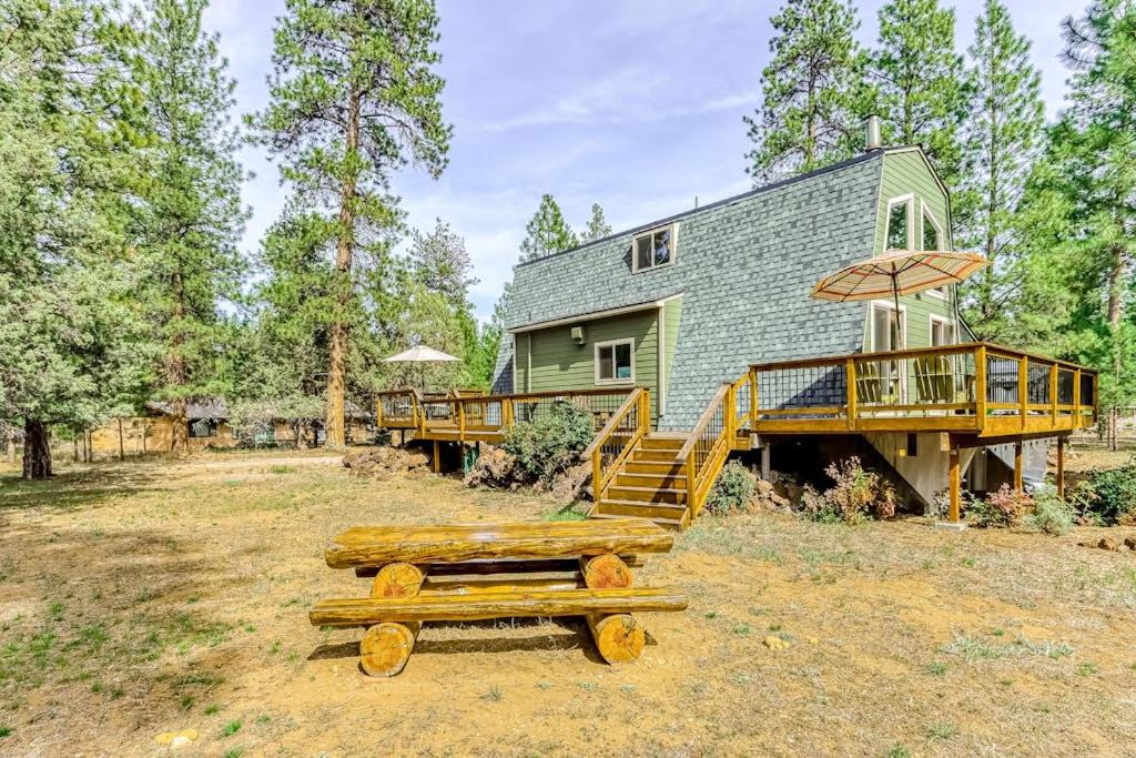 Delightful cabin with lofted layout hot tub modern kitchen WiFi & shared pool - Chambres d'hôtes Sisters