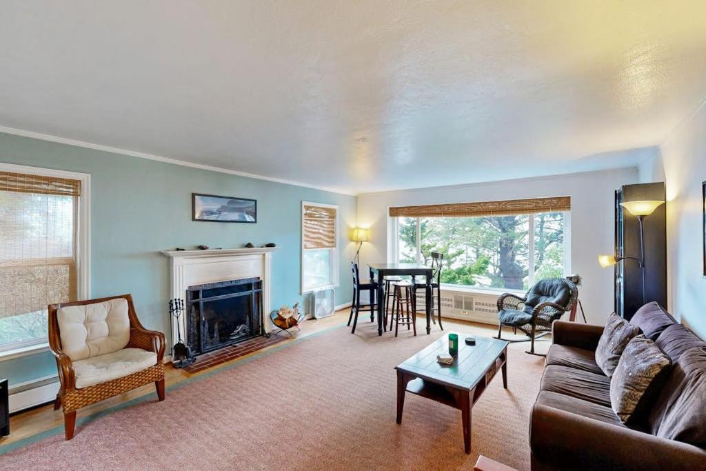 Historic Waterfront Home with Private Hot Tub - Dogs Welcome - B&B Newport