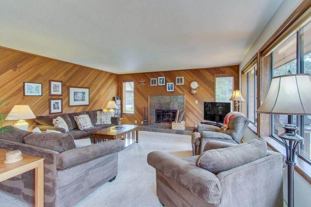 Cabin with Private Hot Tub Near the Deschutes River - Free SHARC access - Chambres d'hôtes Sunriver