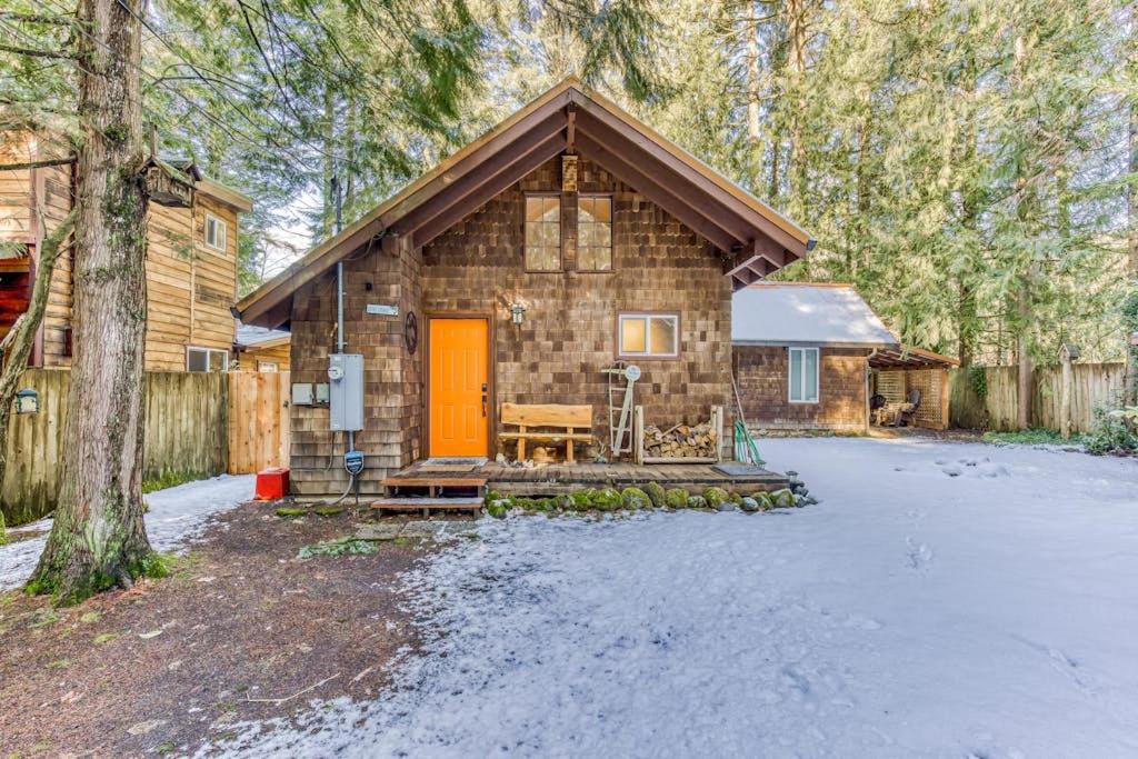 Quiet riverfront cabin with private hot tub & scenic location - B&B Welches