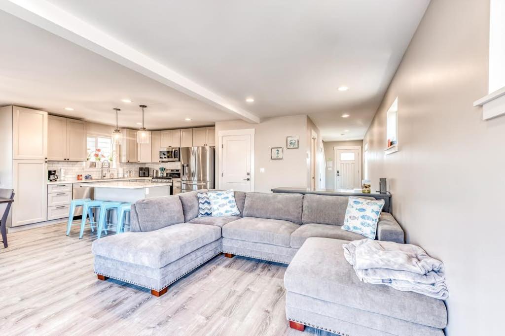 Modern home with fenced yard 4 blocks from the beach & downtown - Ferienwohnung Seaside