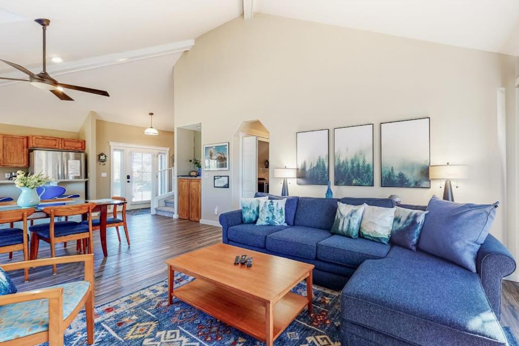 Resort townhouse with central AC & WiFi pool hot tub & golf access - dogs OK - Chambres d'hôtes Redmond