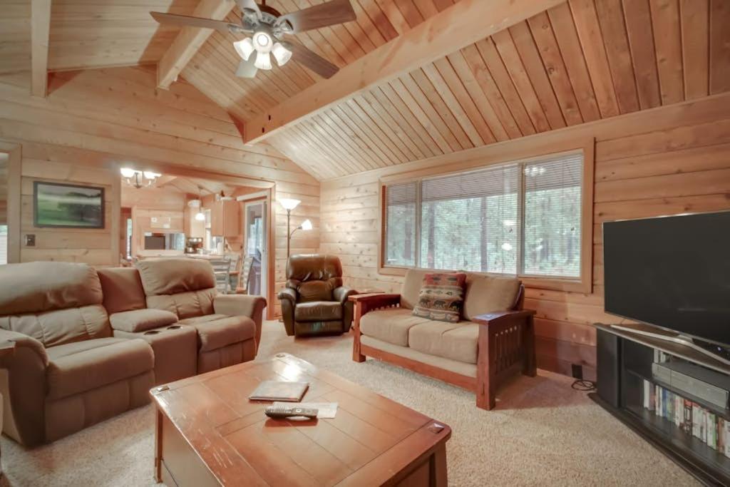 Woodsy Cabin with Private Hot Tub Game Tables & 8 SHARC Passes - Dogs OK - Chambres d'hôtes Sunriver