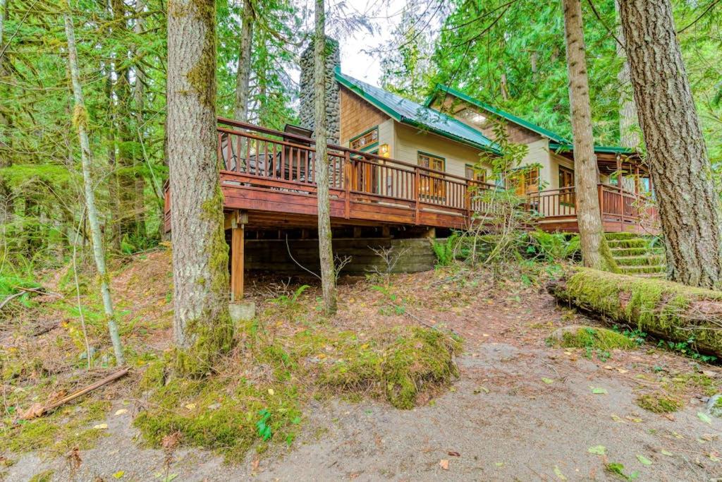 Historic Waterfront Cabin with Hot Tub & Salmon River Access - Dog-Friendly - Chambres d'hôtes Welches